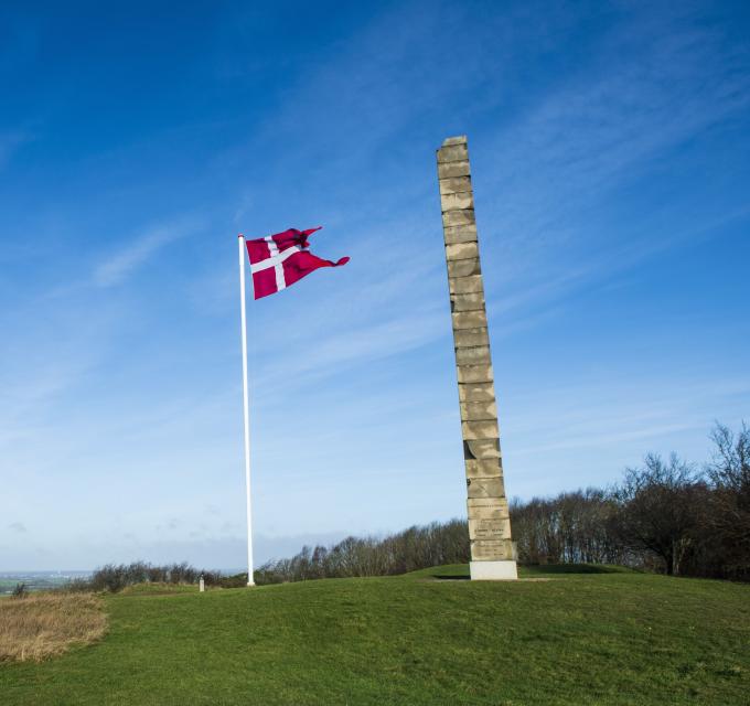 Flagstangen står ved siden af granitsøjlen, rejst til minde om dem, der kæmpede for Sønderjyllands sag. Flagstangen står ved siden af granitsøjlen, rejst til minde om dem, der kæmpede for Sønderjyllands sag.