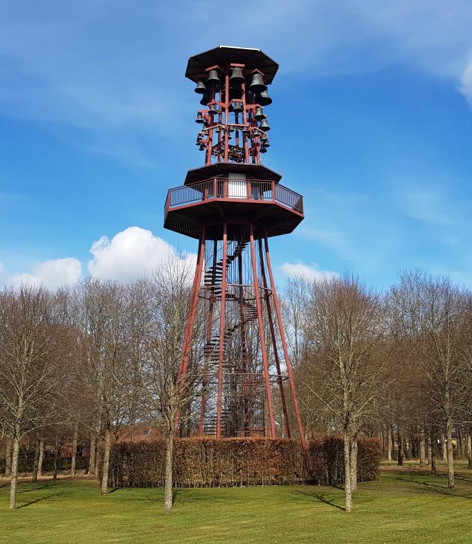 Kong Frederik IX's Klokkespil. Alle klokkerne bærer kongens monogram, de ni største også inskriptioner. Foto fra 2021. Kong Frederik IX's Klokkespil. Alle klokkerne bærer kongens monogram, de ni største også inskriptioner. Foto fra 2021.