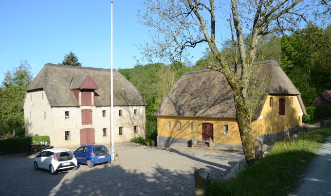 Vandmøllen Rundemølle, møllebygningen til venstre, stalden til højre, ved Elsted Bæk på Løjt Land. Vandmøllen Rundemølle, møllebygningen til venstre, stalden til højre, ved Elsted Bæk på Løjt Land.