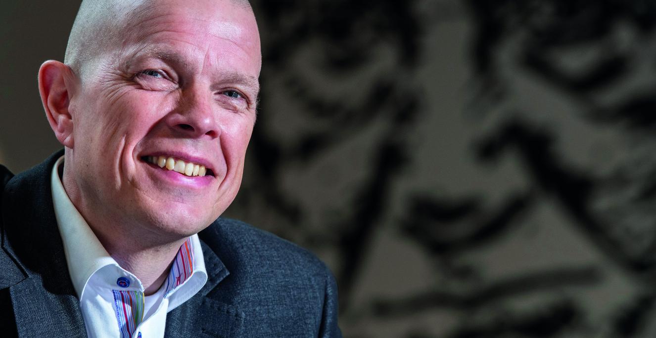 “Vi gør eleverne til livsduelige mennesker og aktive medborgere i vores demokrati. Simpelthen", siger Mads Rykind-Eriksen om højskolernes funktion i samfundet i dag. “Vi gør eleverne til livsduelige mennesker og aktive medborgere i vores demokrati. Simpelthen", siger Mads Rykind-Eriksen om højskolernes funktion i samfundet i dag.