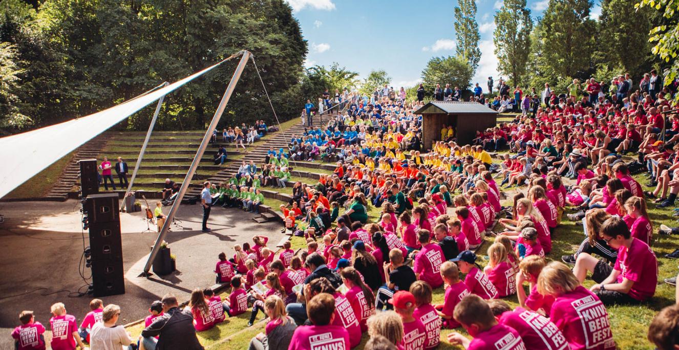 Det tyske mindretal holder sin årlige sommerfest på Knivsbjerg. Det tyske mindretal holder sin årlige sommerfest på Knivsbjerg.